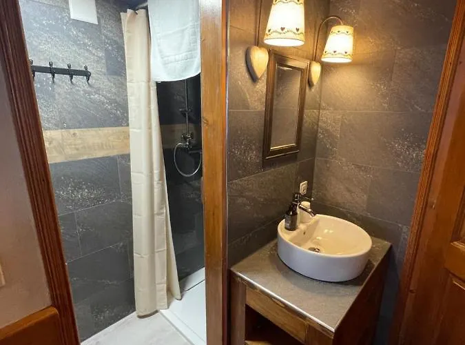 לינה וארוחת בוקר Family Le Vieux Chalet שאטו-דו